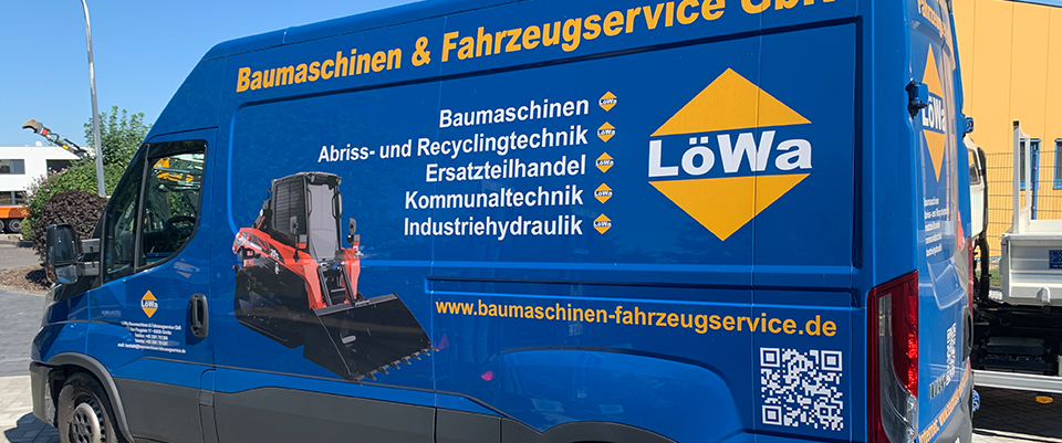 Blauer LöWa-Servicetransporter mit gelbem Rautenlogo und Leistungsübersicht.